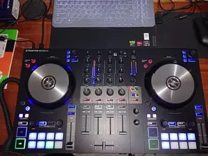 Traktor Kontrol S3 4-Channel DJ Controller