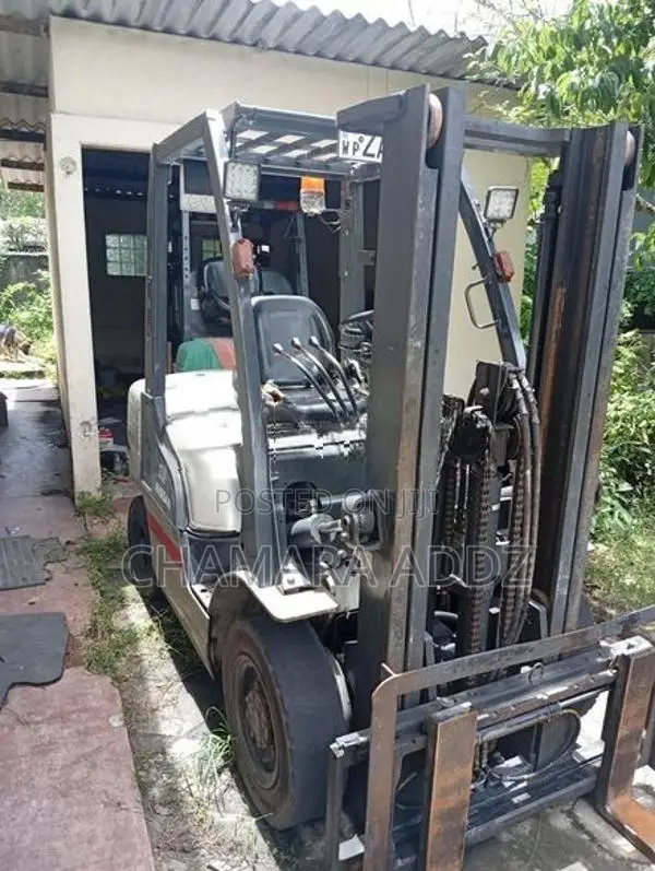 NISSAN FORF LIFT 2008