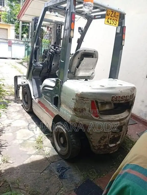 NISSAN FORF LIFT 2008