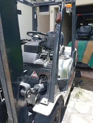 NISSAN FORF LIFT 2008