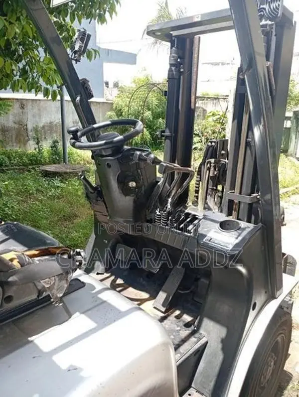 NISSAN FORF LIFT 2008