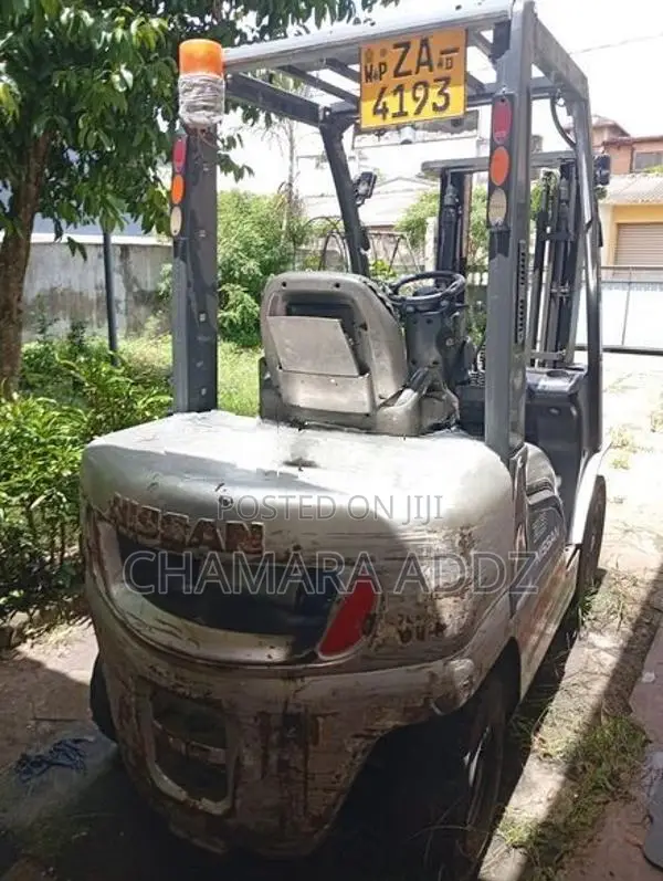 NISSAN FORF LIFT 2008