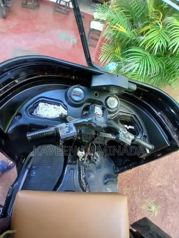 Bajaj RE 2011