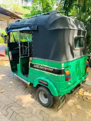 Bajaj RE 205 2012