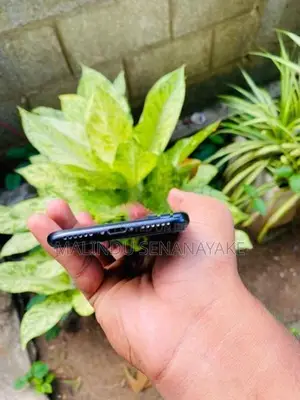 Apple iPhone SE 2 (Used)
