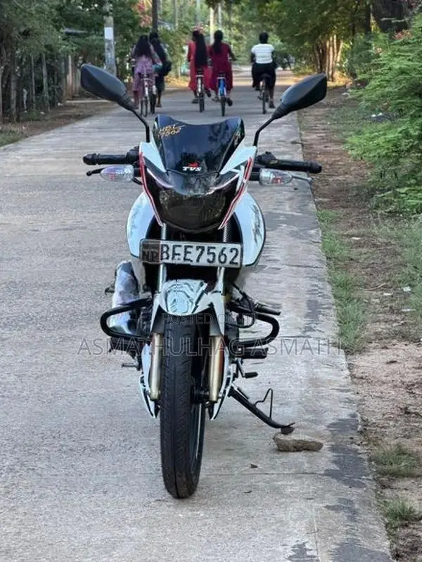 TVS Apache Pearl White 2017