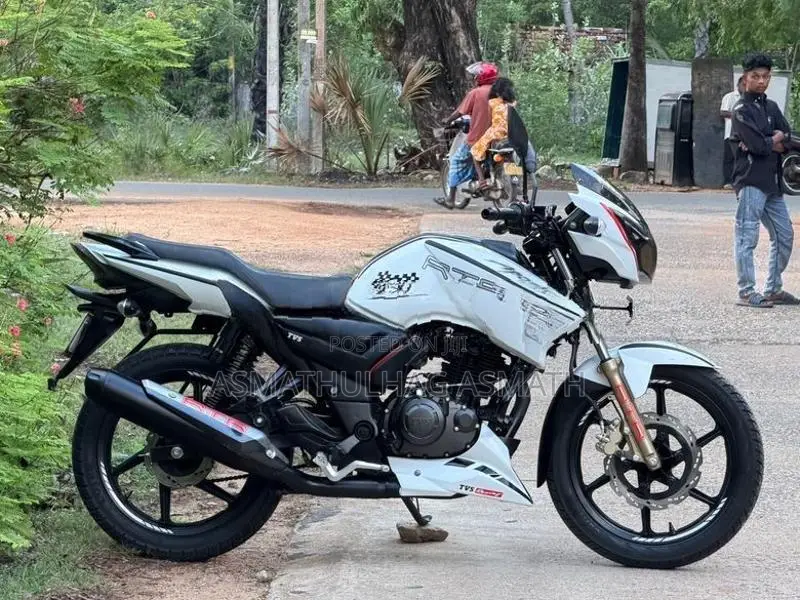 TVS Apache Pearl White 2017