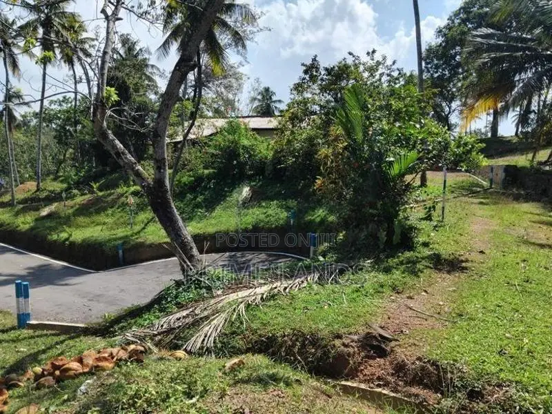 කලුතර නේවාසික බිම් කොටස්
