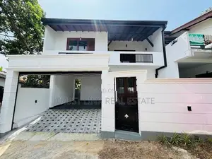 වර්ග අඩි 2300 ක අංගසම්පූර්ණ නිවසක් විකිණීමට