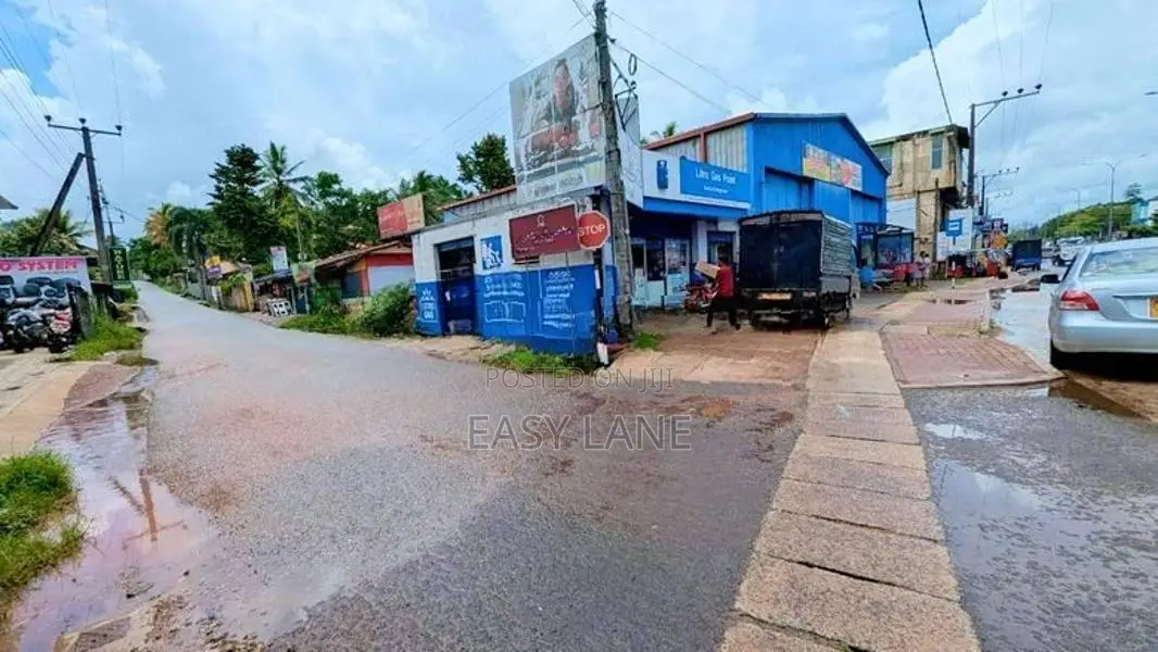 නුවර පාරට 1km දුරින් ඉඩමක් Kirillawala