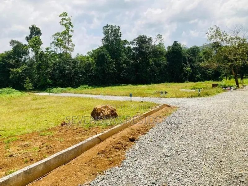 අපදාවලින් තොර නිස්කලංක සුපිරි ඉඩමක් ඇහැලියගොඩින්