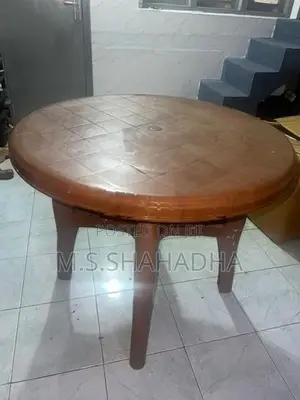Plastic Round Dining Table