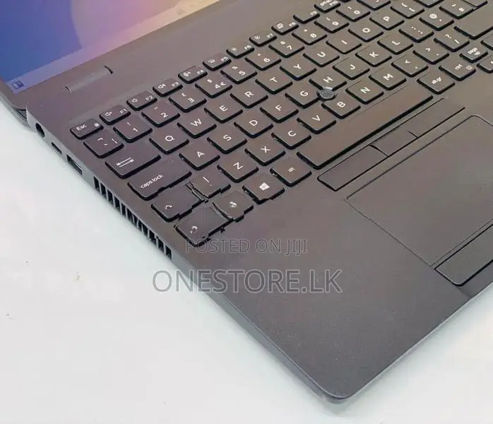 i7 8th Gen Latitude 5500 15.6 inches screen UHD Graphics Full HD IPS