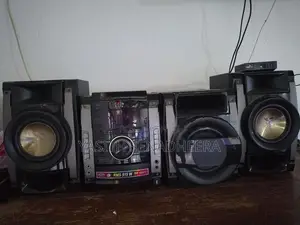 LG DM5540 Mini Hi-Fi System With Black Speakers