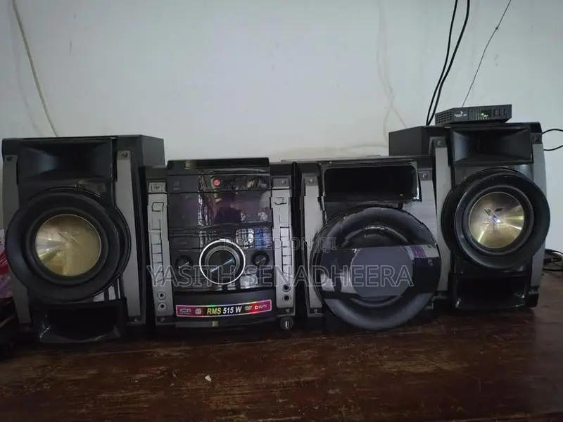 LG DM5540 Mini Hi-Fi System With Black Speakers