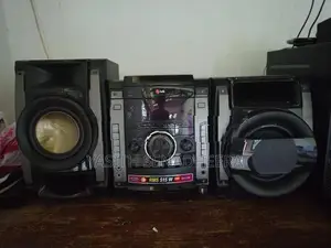 LG DM5540 Mini Hi-Fi System With Black Speakers