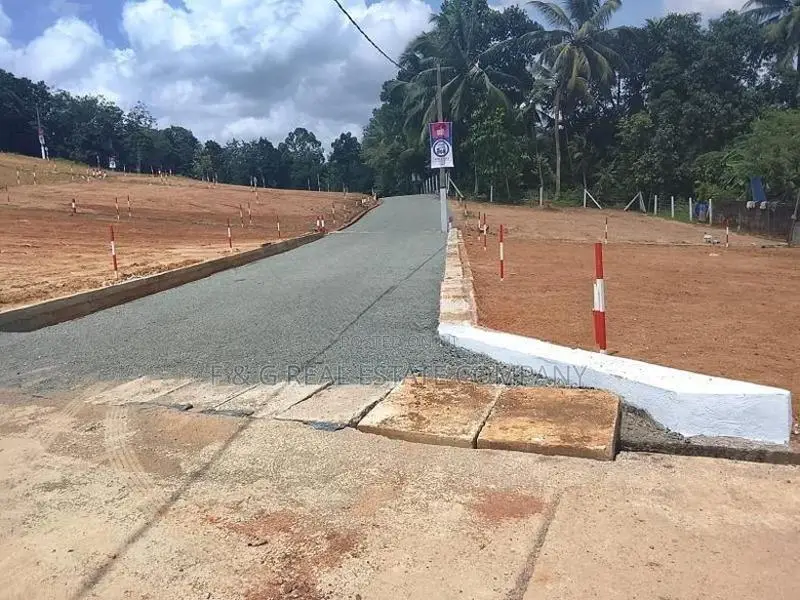 මීපේ ඉංගිරිය (124) ප්‍රධාන බස් පාරට මුහුණලා