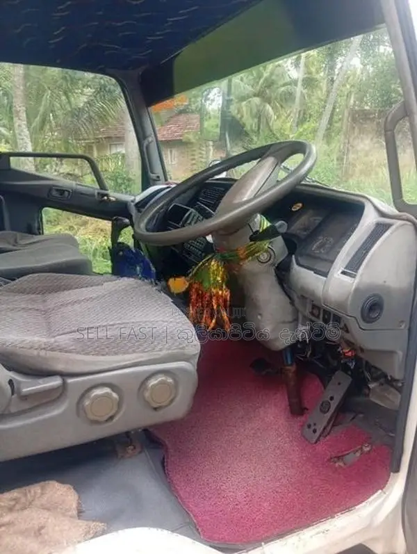 Mitsubishi Fuso Boom Truck 1989