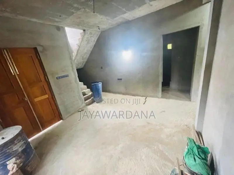 අඩක් නිමවූ Box Type මහල් නිවසක් විකිණීමට - කිරිදිවැල