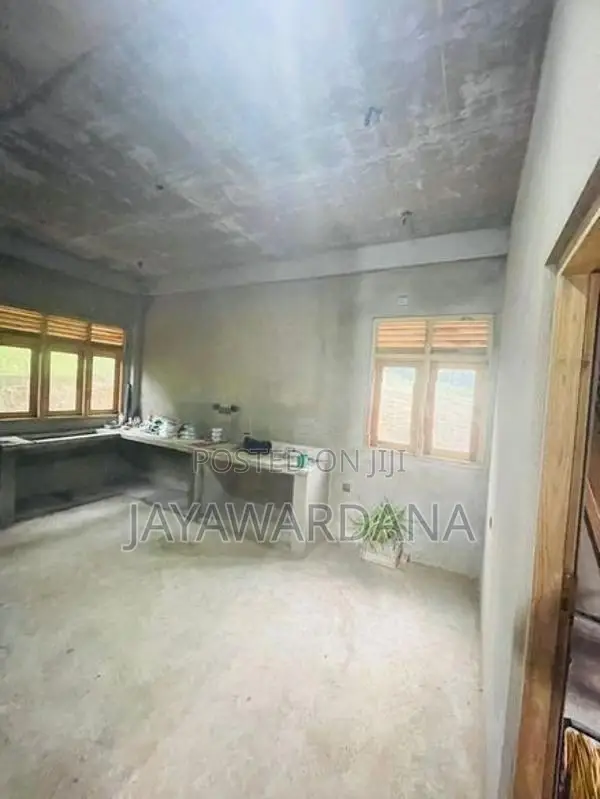 අඩක් නිමවූ Box Type මහල් නිවසක් විකිණීමට - කිරිදිවැල