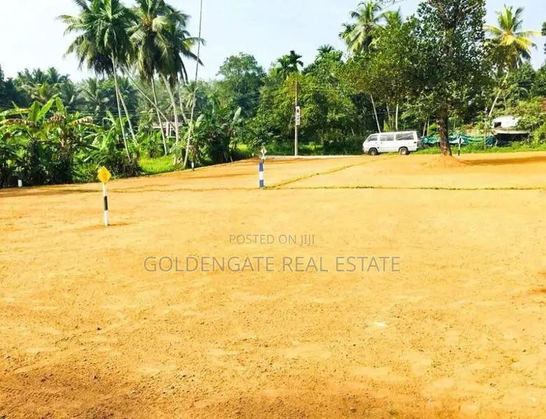 Yakkala නගරයෙන් නුවර පාරට 400m දුරින් ඉඩම