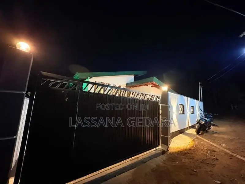 ගංවතුරට යට නොවෙනා කඩවතට ආසන්න නවීන නිවසක්-Kadawatha Brand new House Sa