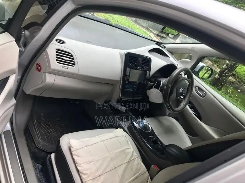 Nissan Leaf ZE0 2012