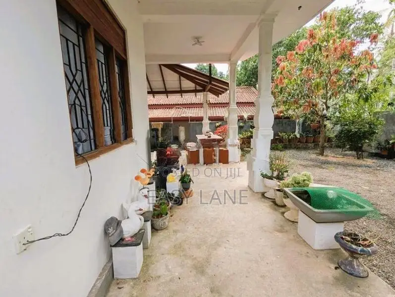 නයිවල දෙවලපොලින් තෙමහල් නිවසක් විකිණීමට