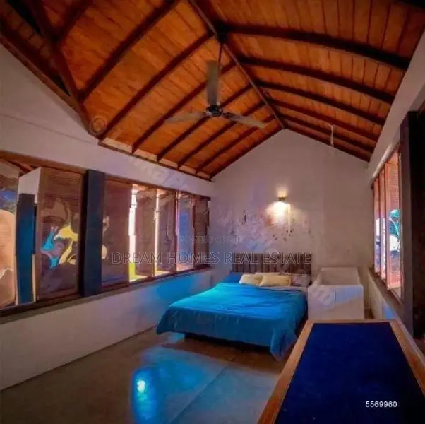 Exquisite 4-Bedroom House in Palawatta