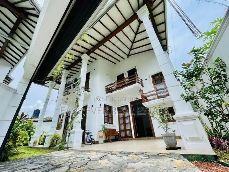 පිළියන්දල නගරය අංගසම්පූර්ණ දෙමහල් නිවසක්