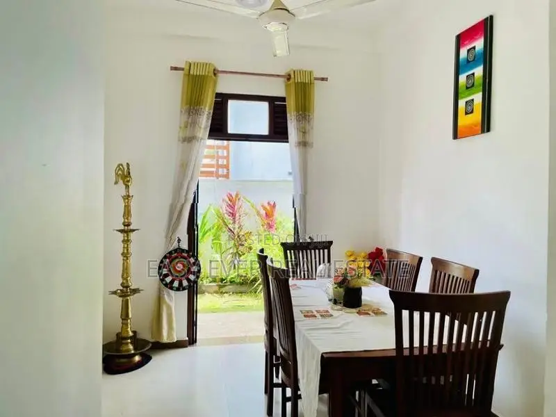 පිළියන්දල නගරය අංගසම්පූර්ණ දෙමහල් නිවසක්