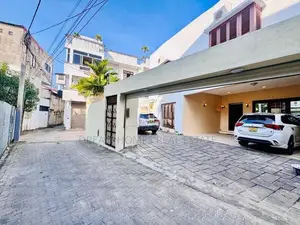 Elegant 3-Storey Family Home with Rooftop Terrace – Kalubowila