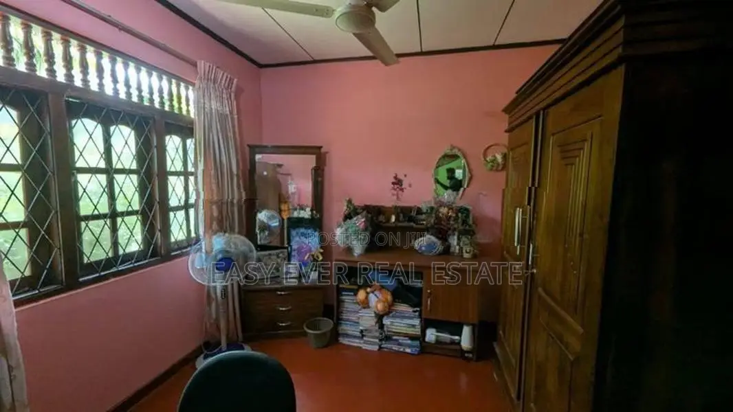 ගම්පහ වීදියවත්තෙන් නිවස විකිණීමට