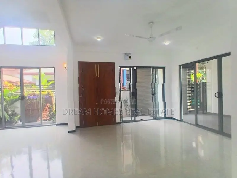 Modern 3-Storey Luxury Home – Mattogoda, Polgasovita