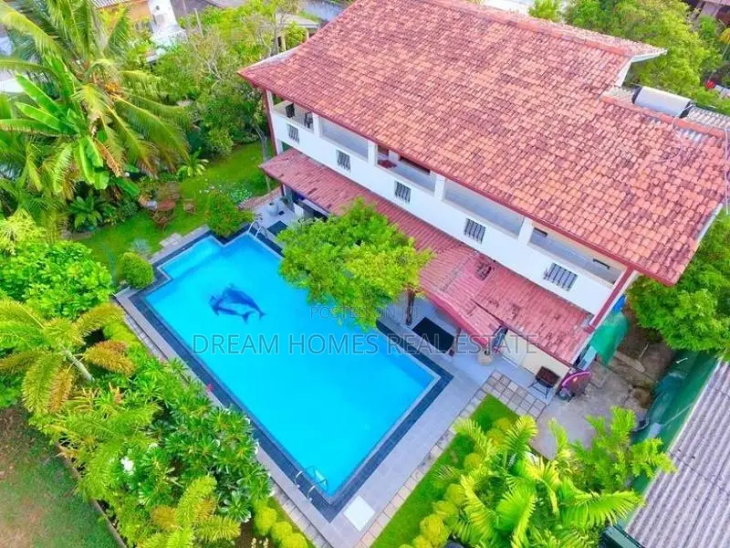 Lakefront Luxury house in Moratuwa
