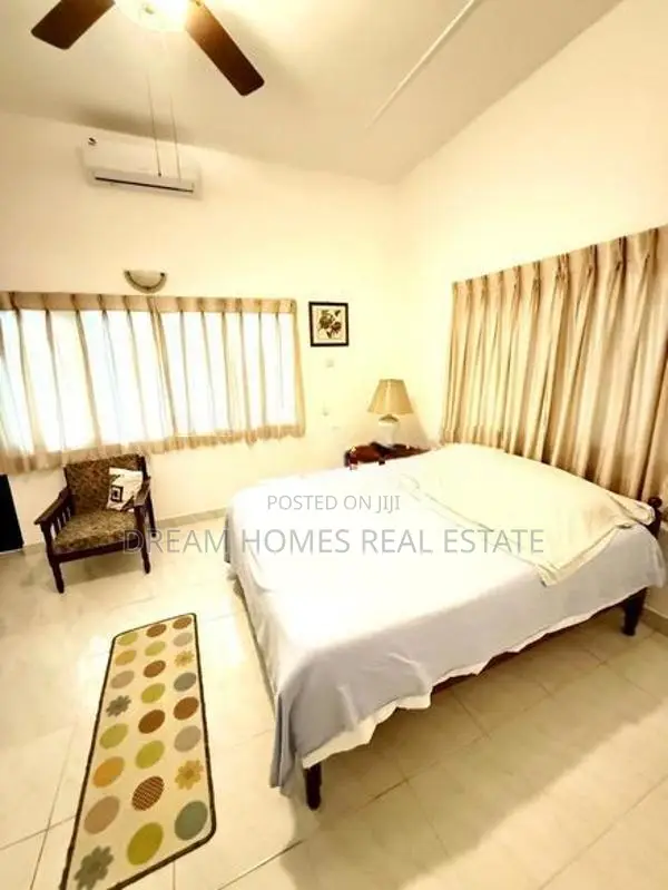 Lakefront Luxury house in Moratuwa