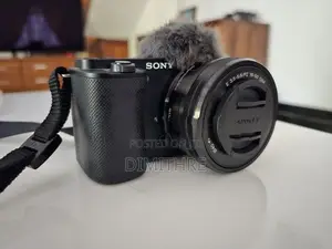 Sony ZV-E10 Mirrorless Camera with 16-50mm Kit Lens