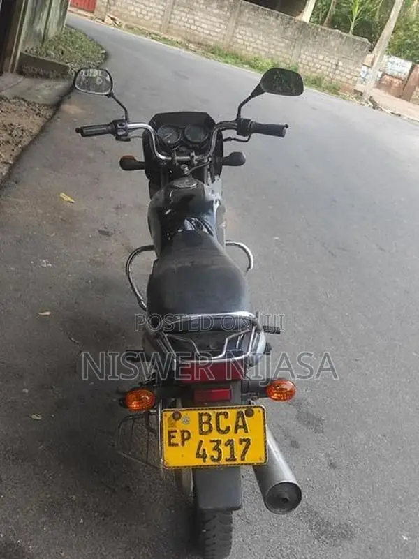 Bajaj CT100 2016