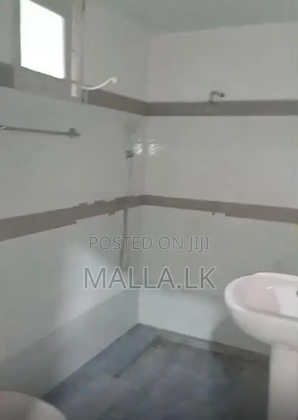 Small House for Sale on near to Kandy Colombo Road Pasyala