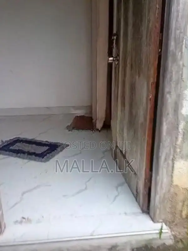 Small House for Sale on near to Kandy Colombo Road Pasyala