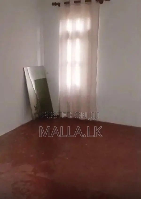Small House for Sale on near to Kandy Colombo Road Pasyala