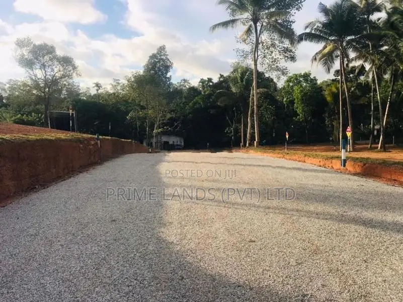 කාලවිල ප්‍රධාන බස් පාරට මුහුනලා නේවාසික බිම් කොටස්