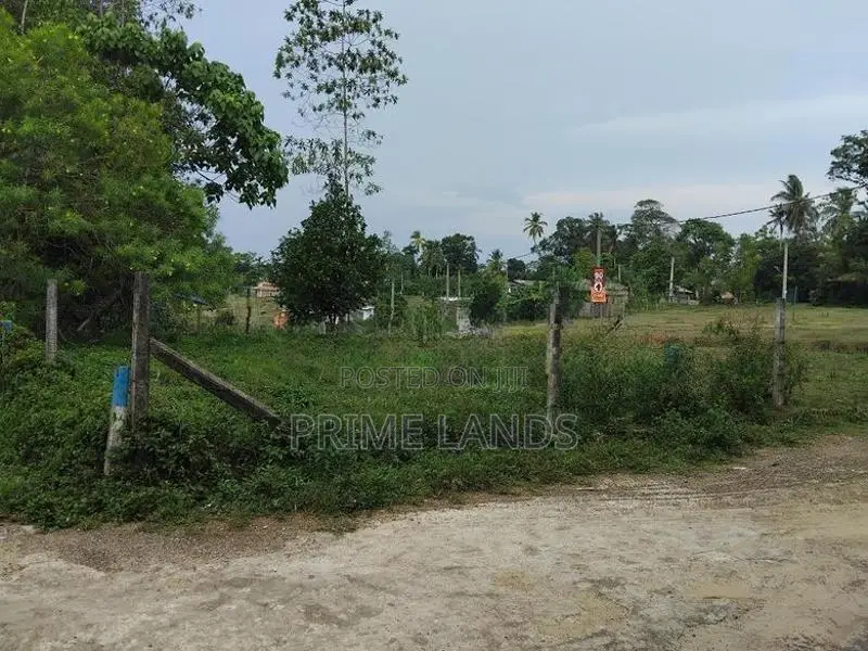 මොරොන්තුඩුව කලපුගමින් නේවාසික බිම් කොටස්