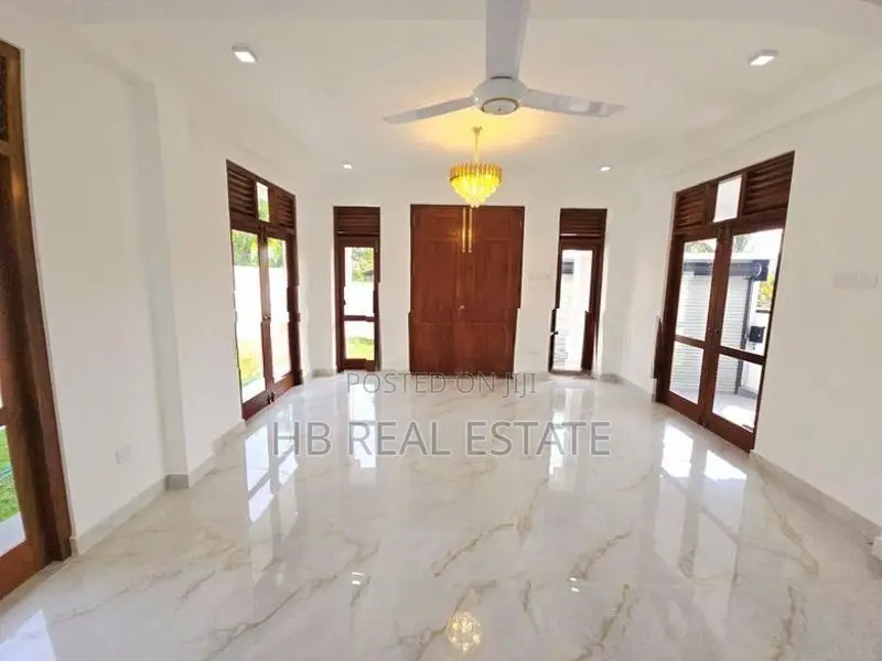 Super Luxury Three Storey House for Sale in Piliyandala