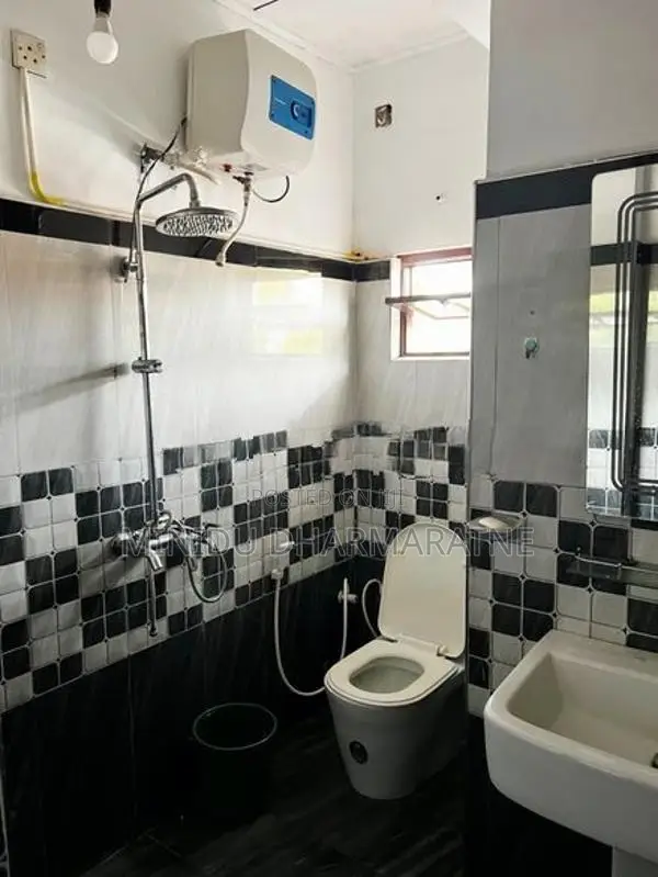 Modern 2nd Floor House Near Kelaniya Campus for Rent
