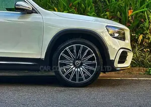 Mercedes Benz GLB 180 AMG Premium 2025