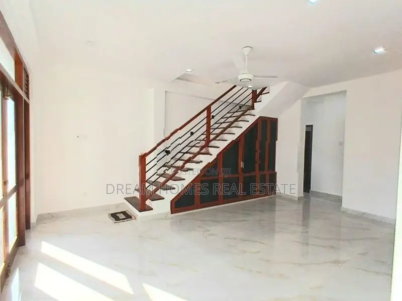 Brand New Ultra Luxury 3-Storey House for Sale Piliyandala