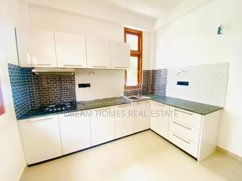 Modern 5 Bed House with Rooftop for Sale in Piliyandala