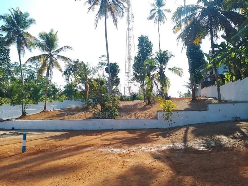 මීපාවලින් ප්‍රධාන පාරට මුහුණලා බිම් කොටස්