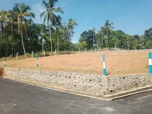 කඩවත 210 බස් පාරෙන් නේවාසික බිම්කොටසක්